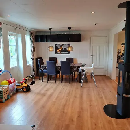 Apartment Family Friendly House With 4 Bedrooms, 3 Bathrooms *