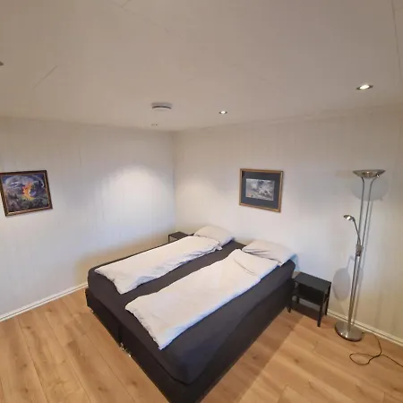 Family Friendly House With 4 Bedrooms, 3 Bathrooms Apartment
