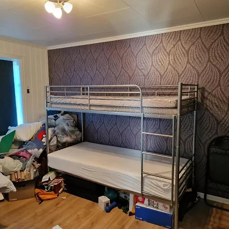 Family Friendly House With 4 Bedrooms, 3 Bathrooms *