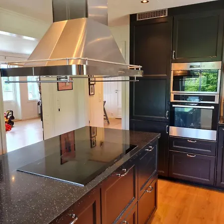 Apartment Family Friendly House With 4 Bedrooms, 3 Bathrooms
