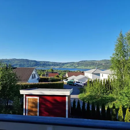 Family Friendly House With 4 Bedrooms, 3 Bathrooms Apartment *