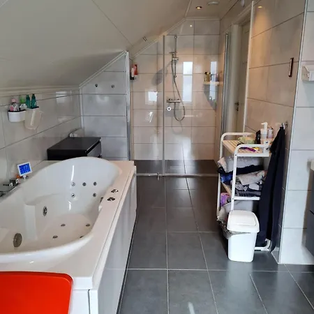 Apartment Family Friendly House With 4 Bedrooms, 3 Bathrooms
